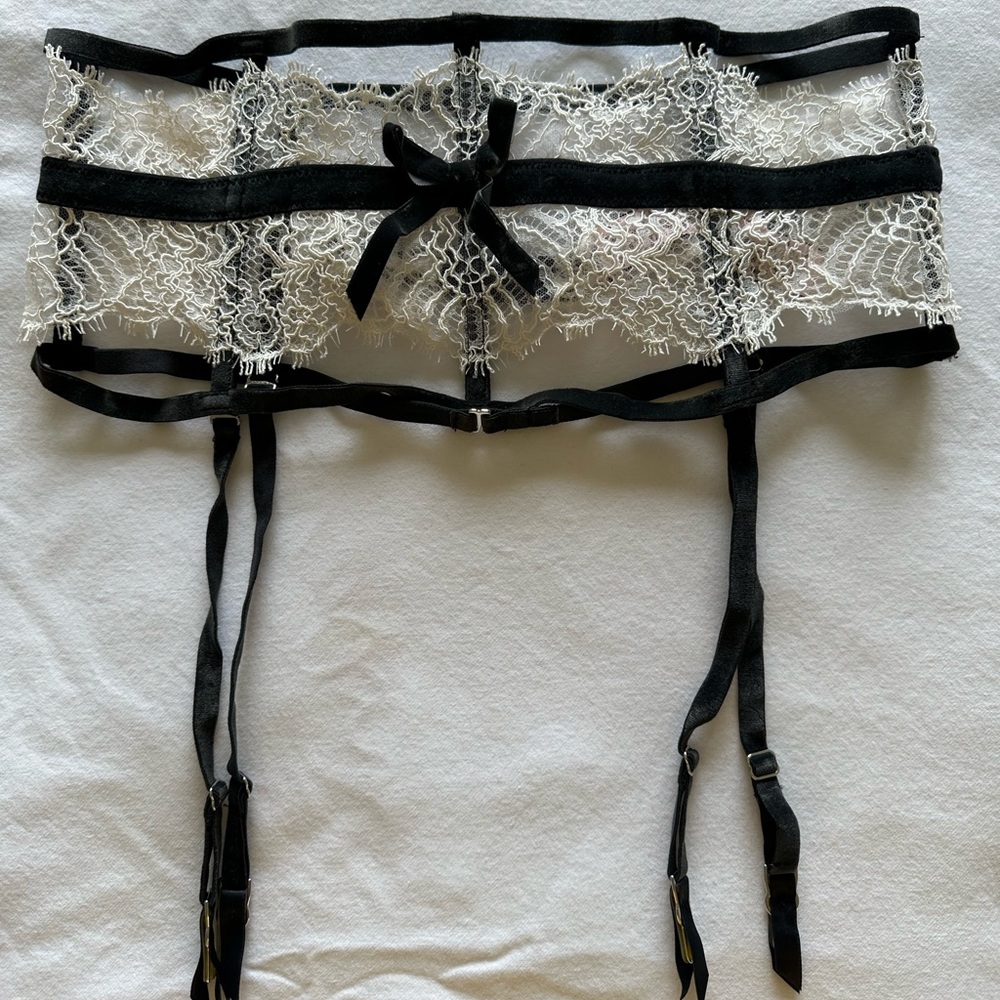Victoria's Secret Velvet Garter Belt Suspender Waspie Black Velvet White Lace